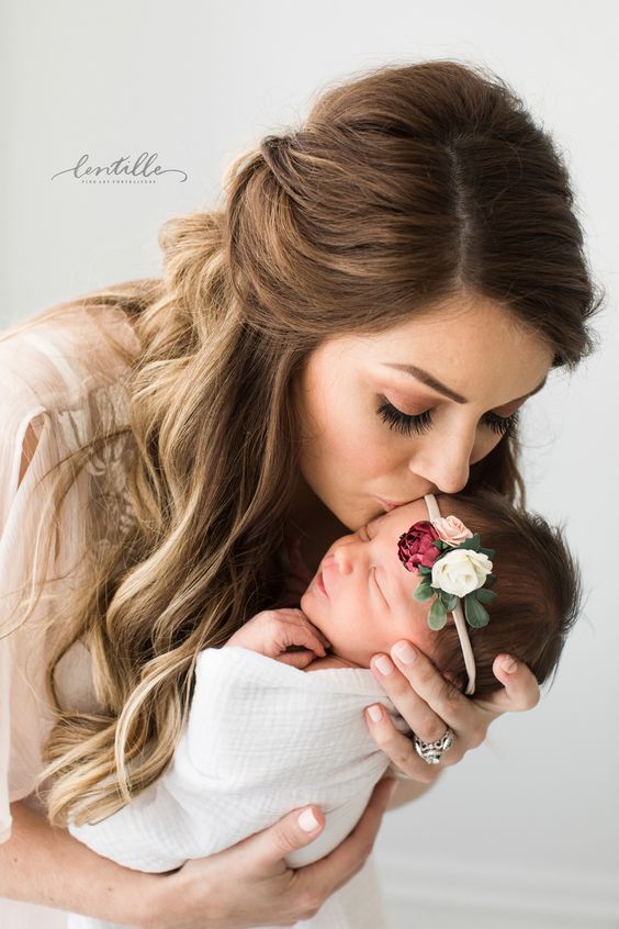 Lifestyle Newborn Poses for Natural Portraits of a New Family